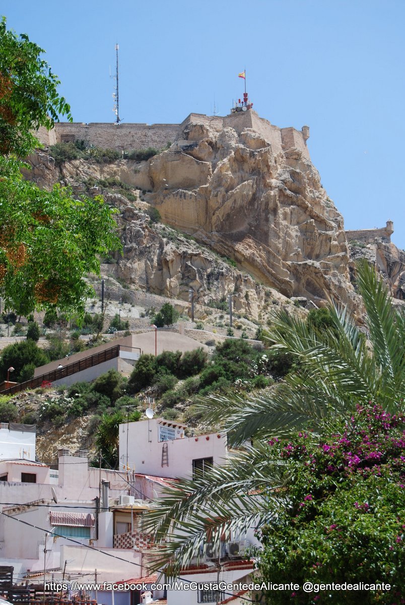 Castillo-santa-barbara-Alicante-desde-barrio-santa-cruz