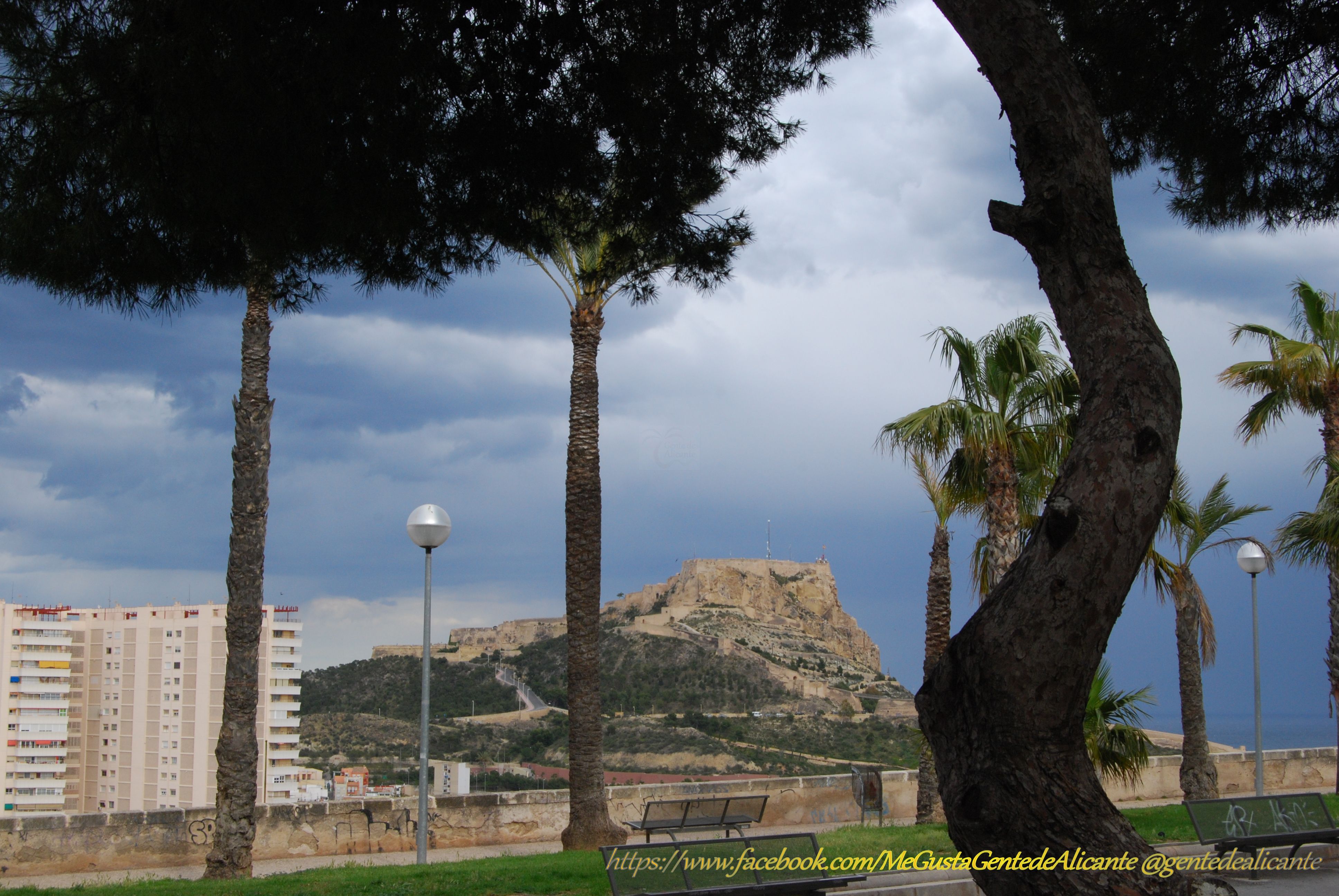 Alicante-Castillo-Santa-BÃ¡rbara-nublado-desde-el-Castillo-San-Fernando