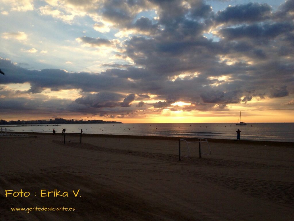 Amanecer-nublado-playa-postiguet-Alicante-Erika