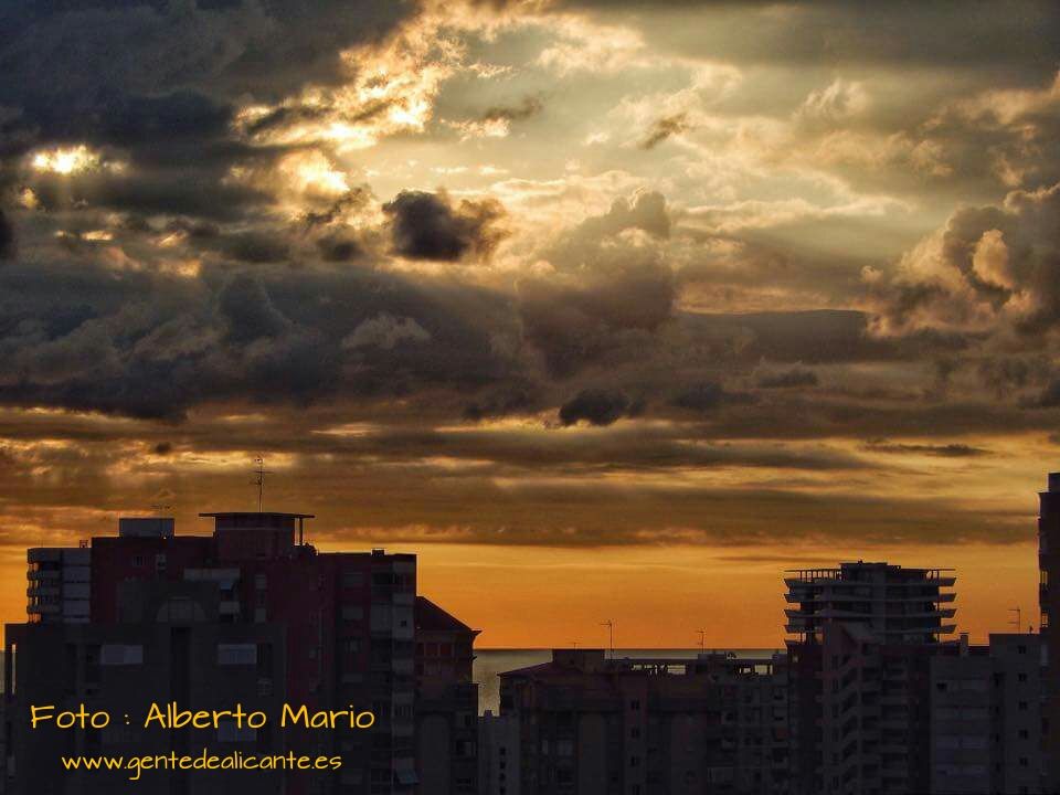 Cielo-nublado-amanecer-alicante-Alberto-Mario